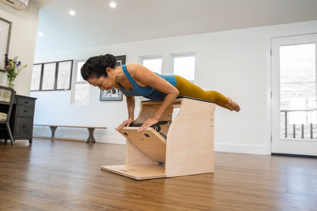 Treener demonstreerib harjutust Contrology Wunda toolil.