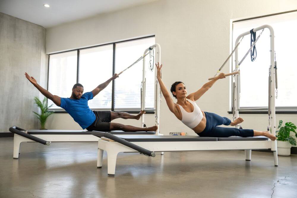 Inimesed treenimas Allegro 2 Tower of Power seadmel valgusküllases stuudios.