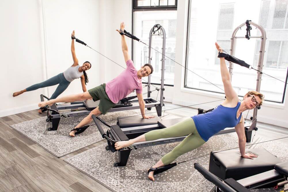 Inimesed treenivad stuudios Allegro Reformer Konnectoril.