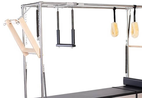 Оборудование для пилатеса с деревянным откидным стержнем и аксессуарами.