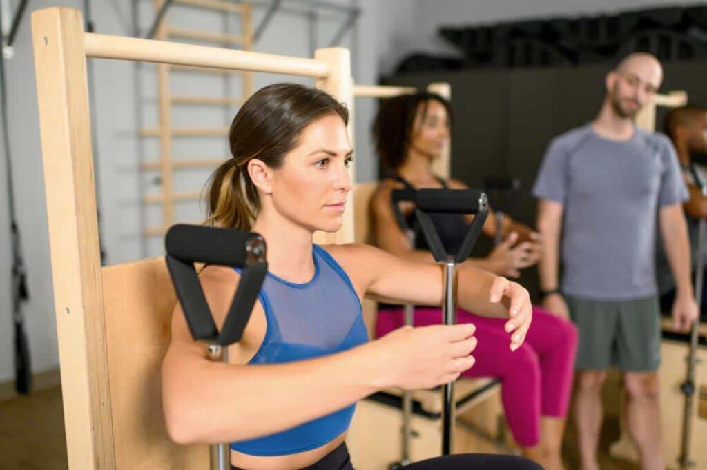 Professionaal kasutab Balanced Body Wunda tooli Pilatese tunnis.