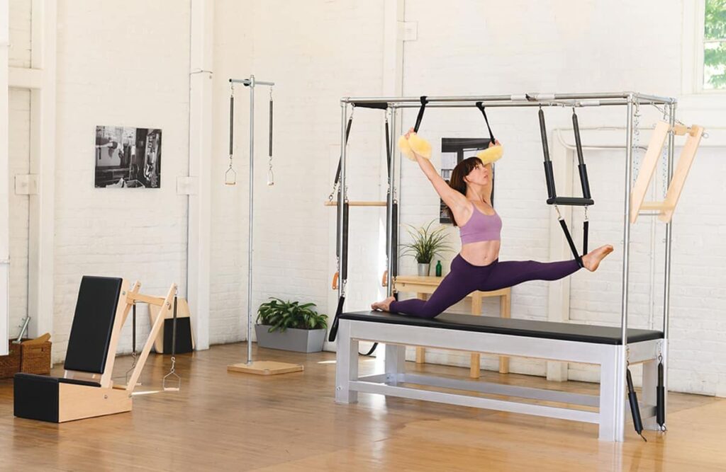 Тренажёр Кадиллак Contrology используется для продвинутой растяжки в Пилатесе.