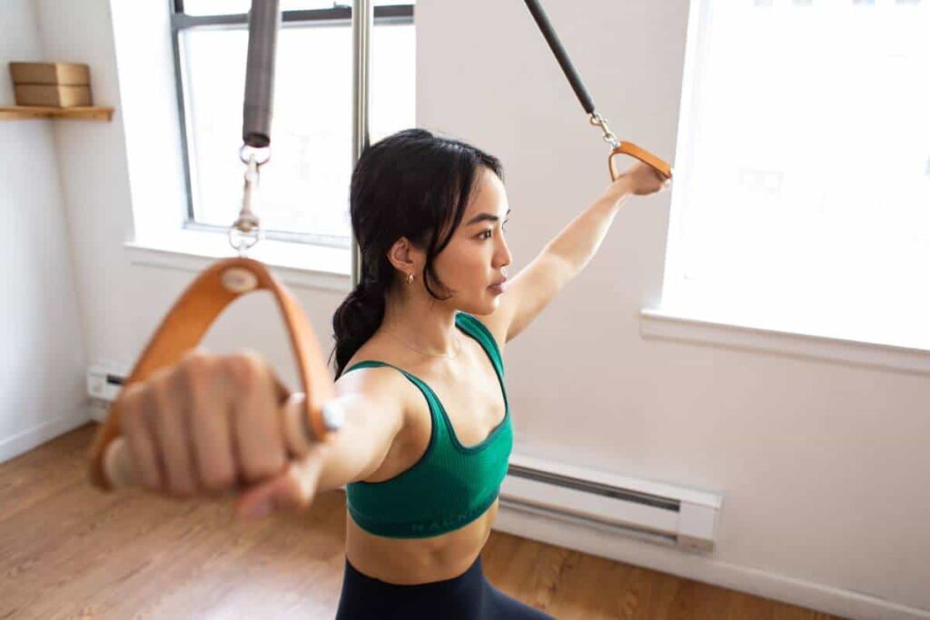 Упражнение Пилатеса с использованием контурных кожаных ручек Contrology.