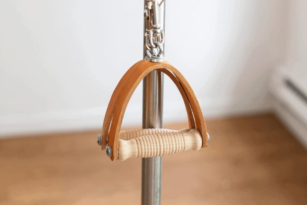 Контурные кожаные ручки Contrology на оборудовании для пилатеса.