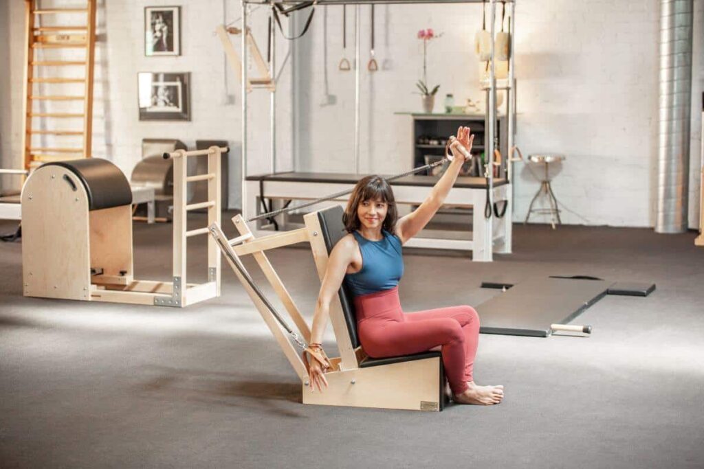 Студия пилатеса с использованием контурных кожаных ручек Contrology.