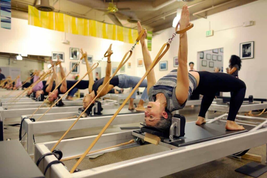 Pilatese tund, kus kasutatakse Contrology nahast käepidemeid harjutuste tegemiseks.