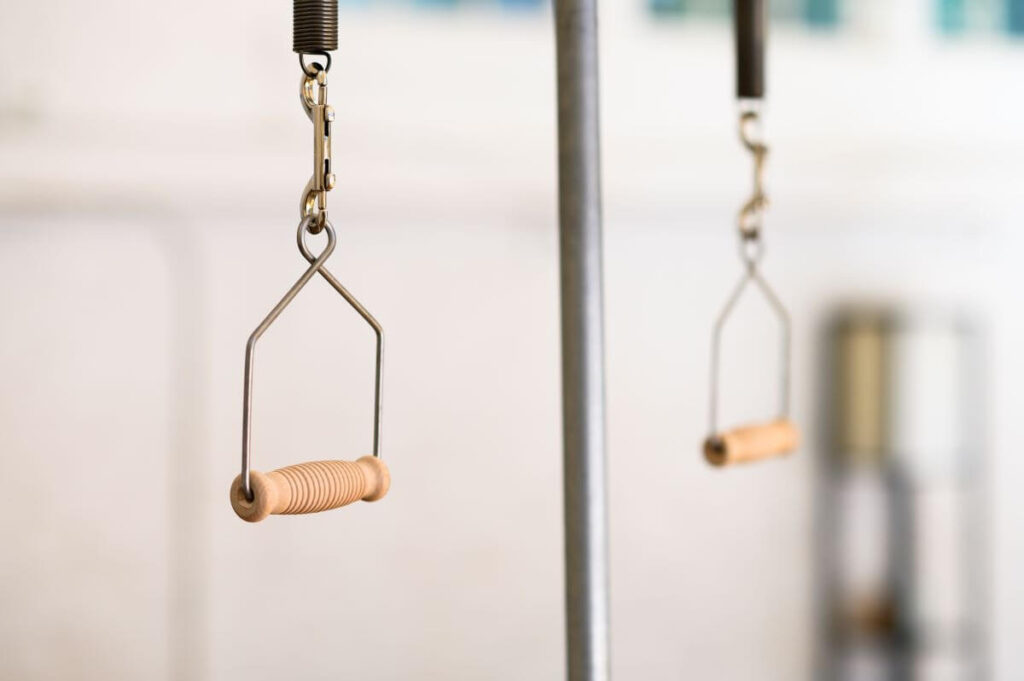 Контурные ручки Contrology Wire с деревянными захватами на оборудовании для пилатеса