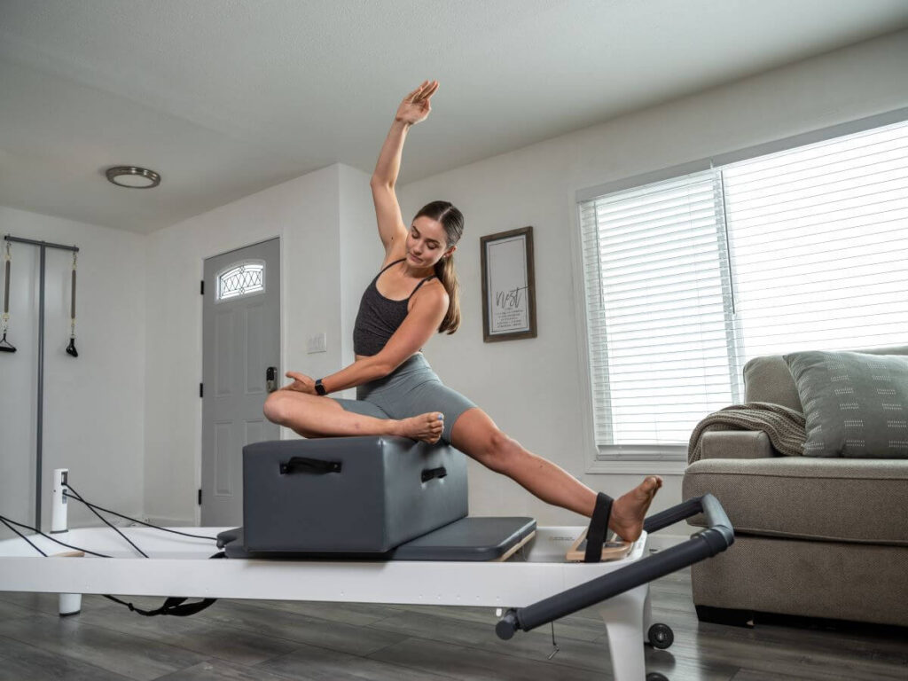 Pilates jaluserihm koos istumiskastiga Reformeril kasutuses.