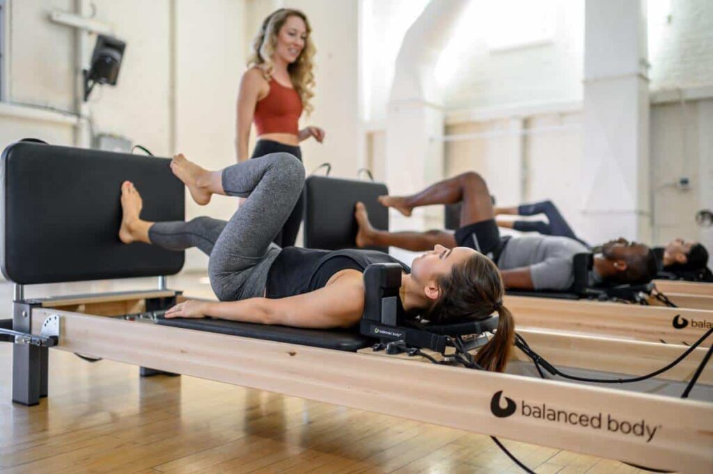 Pilatese tund, kus kasutatakse Balanced Body Rialto Reformer Jumpboardi.