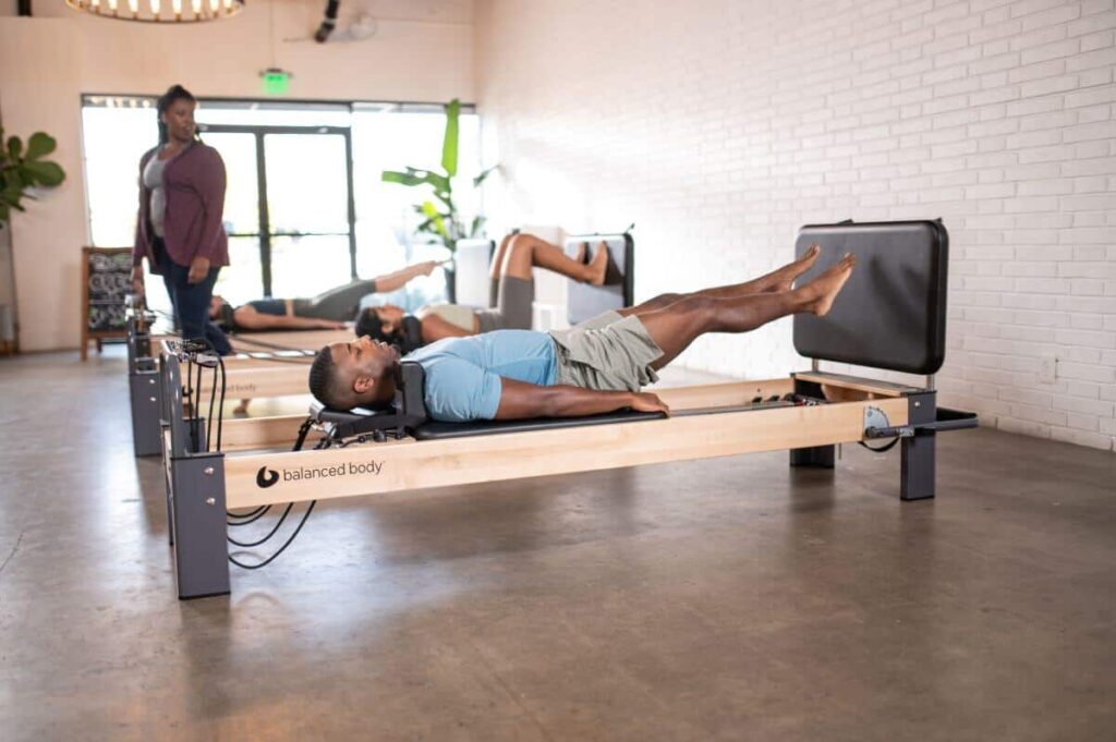 Pilatesõpilased kasutavad stuudios Rialto Reformer Jumpboardi.