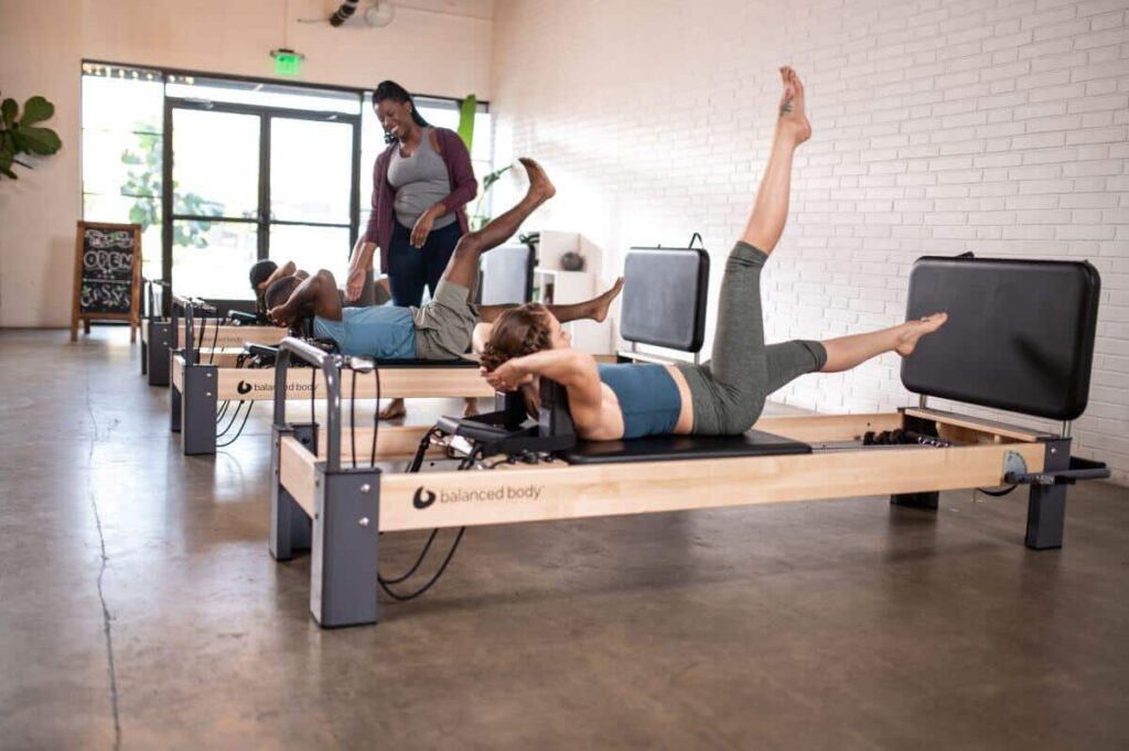 Pilatese tund Balanced Body Rialto Reformer Jumpboardiga.