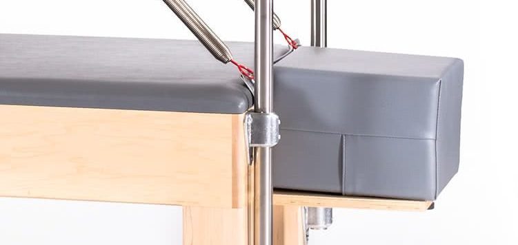 Стол с трапецией с дополнительной выдвижной полкой и подушкой от Balanced Body Polska.