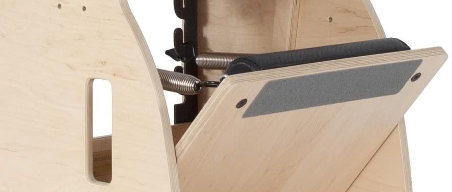 Pilates tooli jalatugi musta libisemiskindla polsterdusega ohutuse tagamiseks.