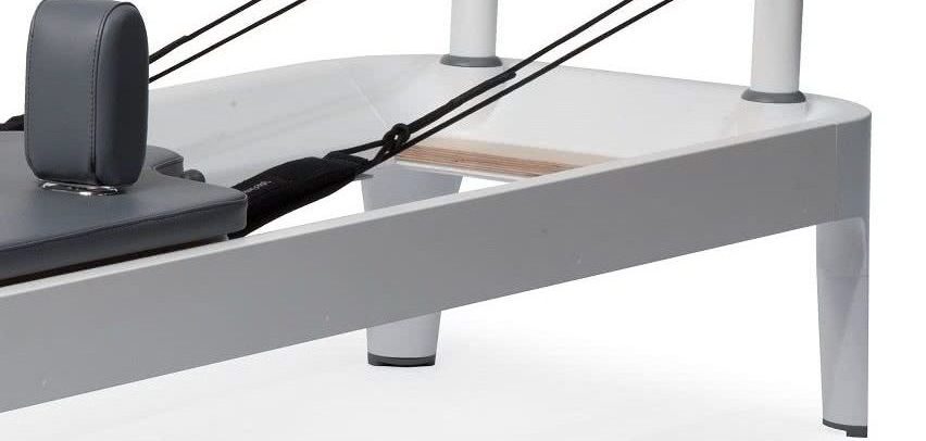 Pilates-seadme raam reguleeritavate jalgade ja vahtrapuust platvormiga.
