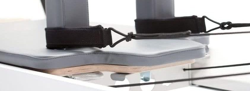 Professionaalne Pilates'e kelk integreeritud peatugede ja tormivärvi polstriga.