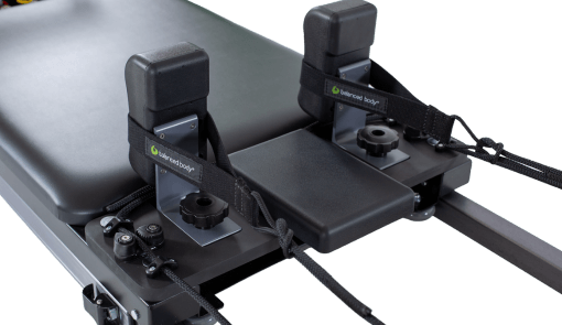 Каретка для пилатеса с индивидуальной 8-колёсной системой и обивкой из чёрного винила