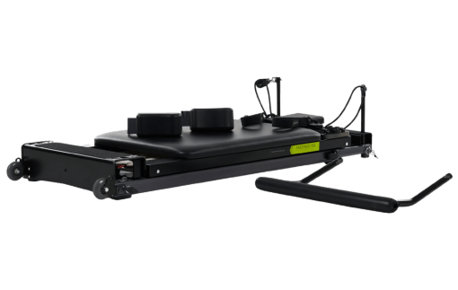 Складной реформер для пилатеса для удобного хранения и транспортировки.