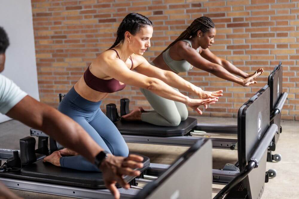 Практикующие пилатес используют Jumpboard для Allegro NextGen Reformer.