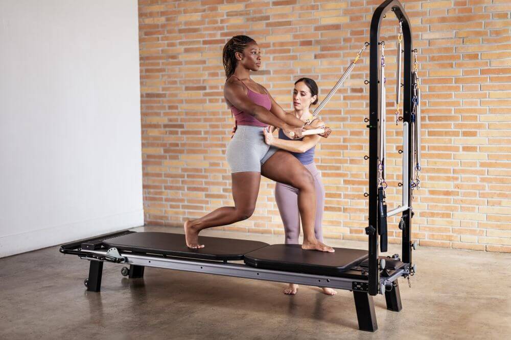 Treenerid kasutamas Allegro Nextgen Reformer with Tower'i stuudios.