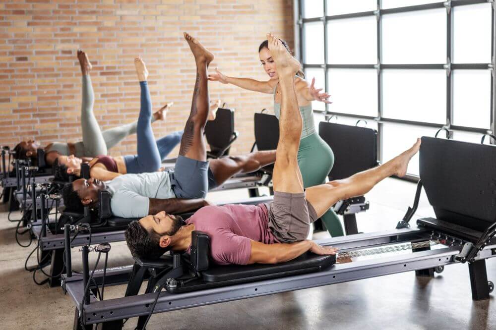 Групповое занятие по пилатесу с использованием Jumpboard на Allegro NextGen Reformer.
